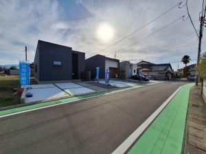福岡市西区太郎丸、新築一戸建ての前面道路を含む現地写真画像です