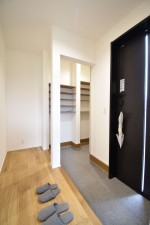 福岡市西区太郎丸、新築一戸建ての玄関画像です