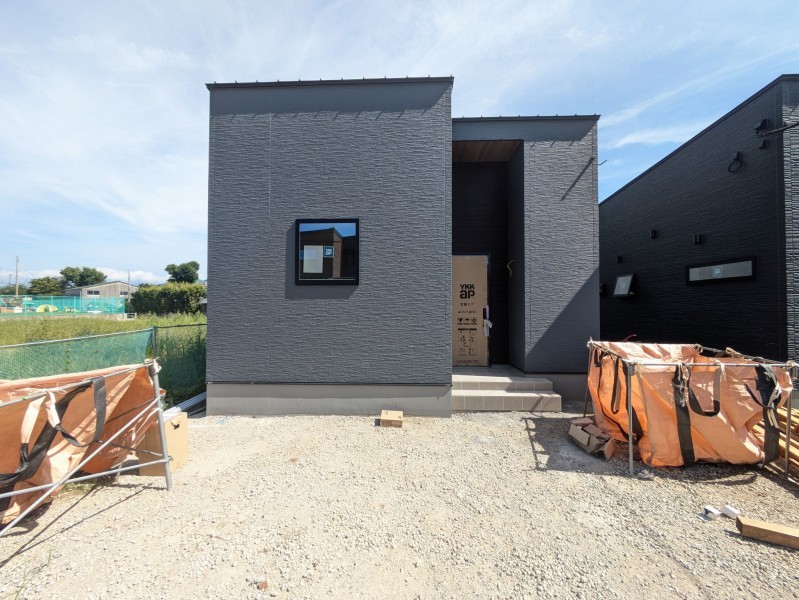 福岡市西区太郎丸、新築一戸建ての前面道路を含む現地写真画像です