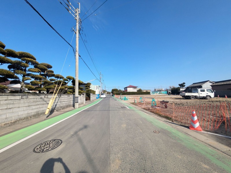 福岡市西区太郎丸、新築一戸建ての前面道路を含む現地写真画像です