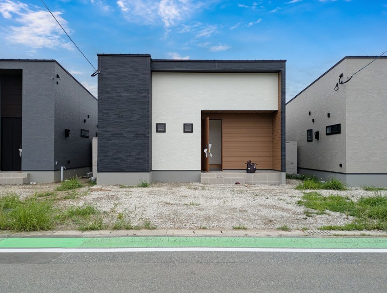 福岡市西区太郎丸、新築一戸建ての前面道路を含む現地写真画像です