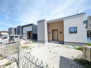 福岡市西区太郎丸、新築一戸建ての前面道路を含む現地写真画像です