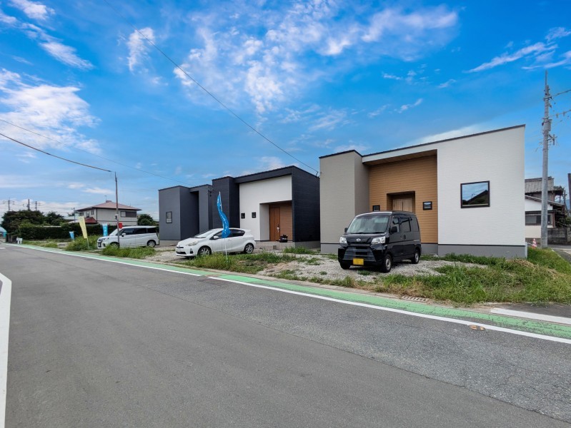 福岡市西区太郎丸、新築一戸建ての前面道路を含む現地写真画像です