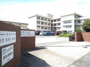 糸島市前原南、土地の中学校画像です