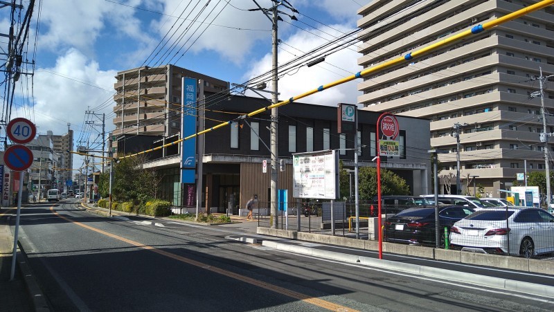 糸島市前原駅南、新築一戸建ての銀行画像です