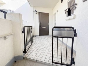 福岡市西区十郎川団地、マンションの玄関画像です