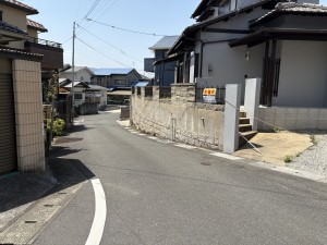 春日市白水ケ丘、中古一戸建ての前面道路を含む現地写真画像です
