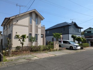小郡市三国が丘、中古一戸建ての前面道路を含む現地写真画像です