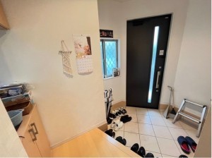 春日市昇町、中古一戸建ての玄関画像です