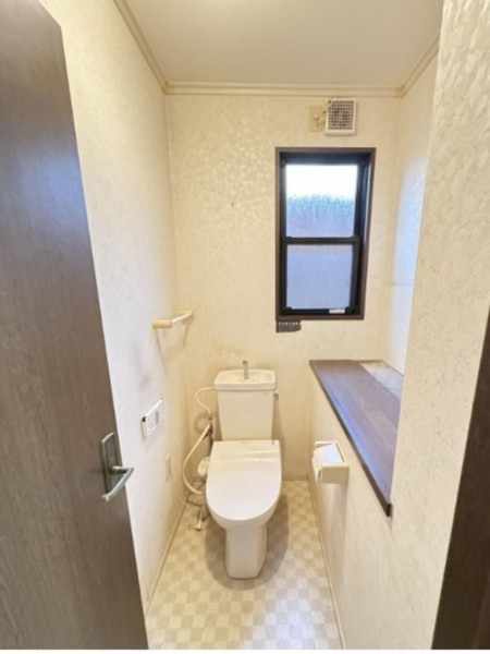 小郡市三沢、中古一戸建てのトイレ画像です