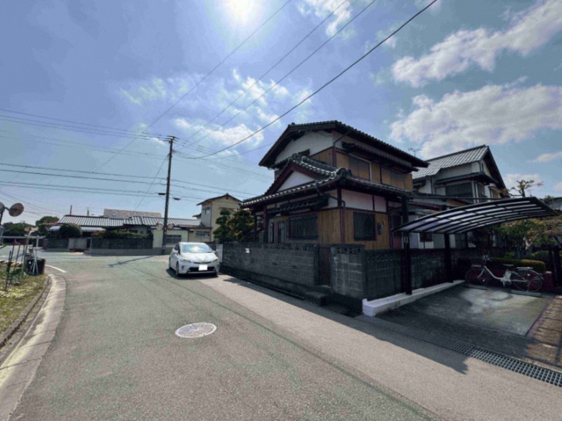 小郡市西鰺坂、中古一戸建ての前面道路を含む現地写真画像です