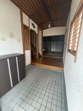 那珂川市王塚台、中古一戸建ての玄関画像です