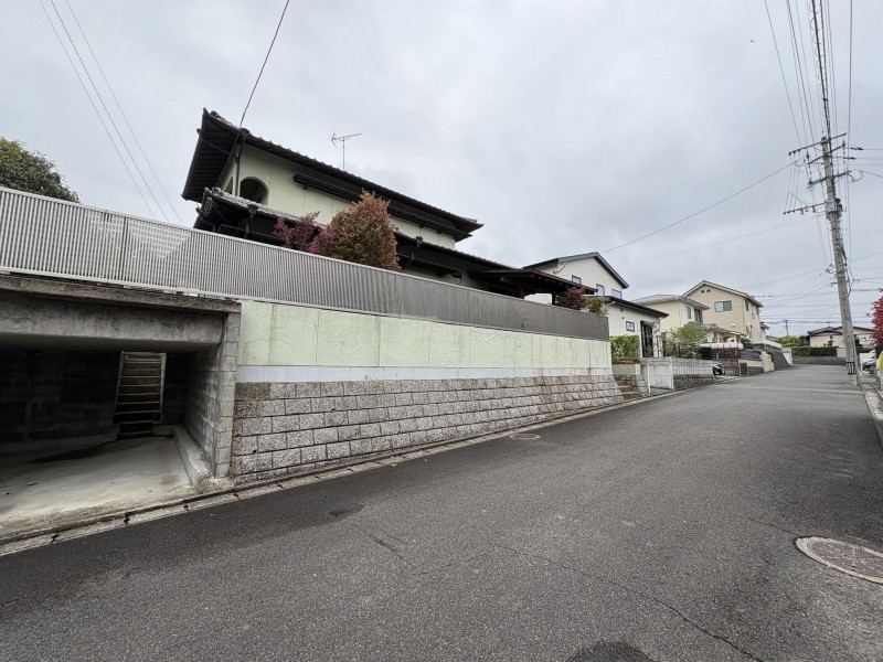 那珂川市王塚台、中古一戸建ての前面道路を含む現地写真画像です