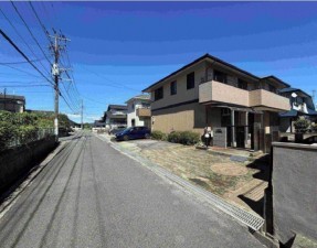 小郡市大保、中古一戸建ての前面道路を含む現地写真画像です