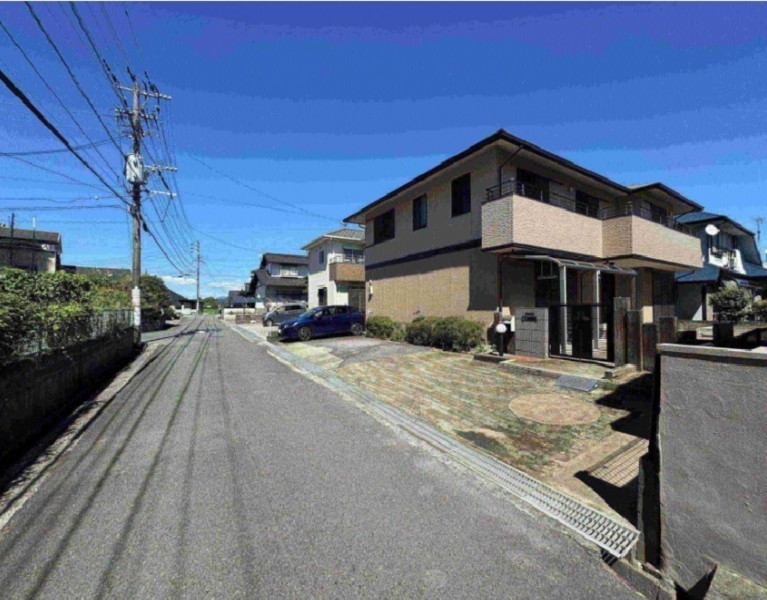 小郡市大保、中古一戸建ての前面道路を含む現地写真画像です