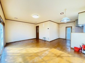 福岡市東区舞松原、中古一戸建ての居間画像です