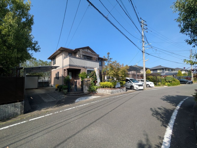 筑紫野市天拝坂、中古一戸建ての前面道路を含む現地写真画像です
