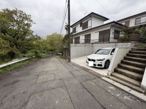 太宰府市青山、中古一戸建ての前面道路を含む現地写真画像です