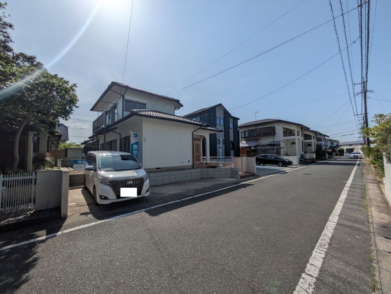 筑紫野市大字下見、中古一戸建ての前面道路を含む現地写真画像です