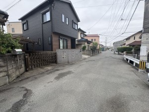 那珂川市片縄西、中古一戸建ての前面道路を含む現地写真画像です