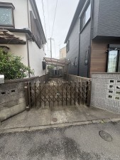 那珂川市片縄西、中古一戸建ての前面道路を含む現地写真画像です