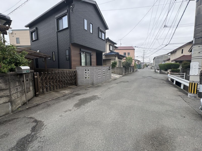 那珂川市片縄西、中古一戸建ての前面道路を含む現地写真画像です