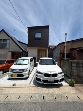 糟屋郡志免町片峰中央、中古一戸建ての前面道路を含む現地写真画像です