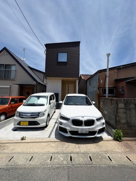 糟屋郡志免町片峰中央、中古一戸建ての前面道路を含む現地写真画像です