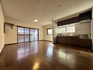 福岡市西区今宿青木、中古一戸建ての居間画像です