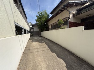 福岡市東区水谷、中古一戸建ての前面道路を含む現地写真画像です