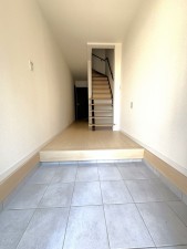 春日市光町、中古一戸建ての玄関画像です