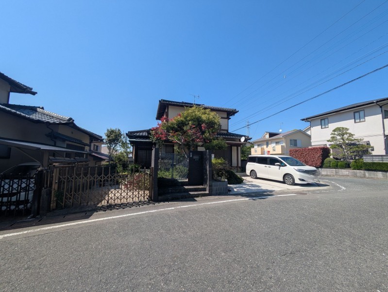 太宰府市水城、中古一戸建ての前面道路を含む現地写真画像です