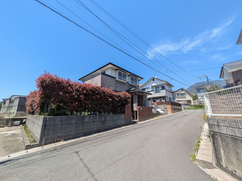 筑紫野市大字吉木、中古一戸建ての前面道路を含む現地写真画像です