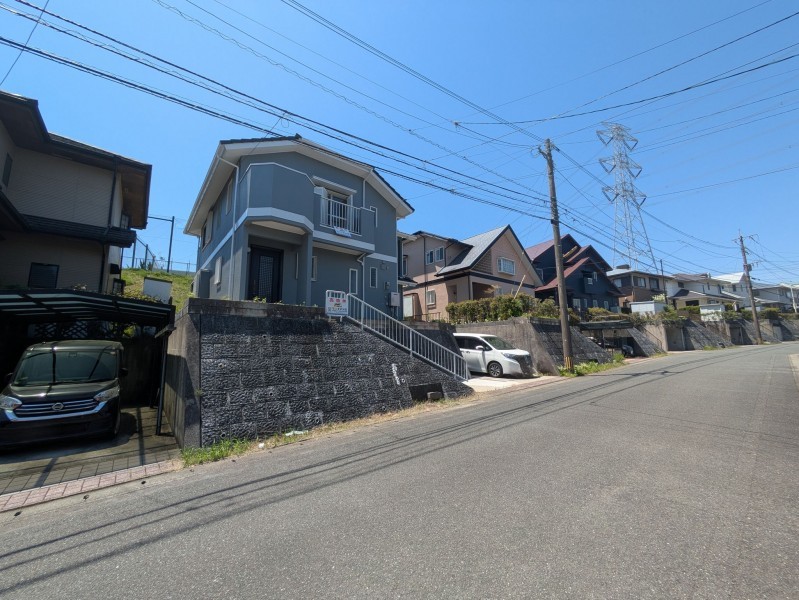 筑紫野市美しが丘南、中古一戸建ての前面道路を含む現地写真画像です