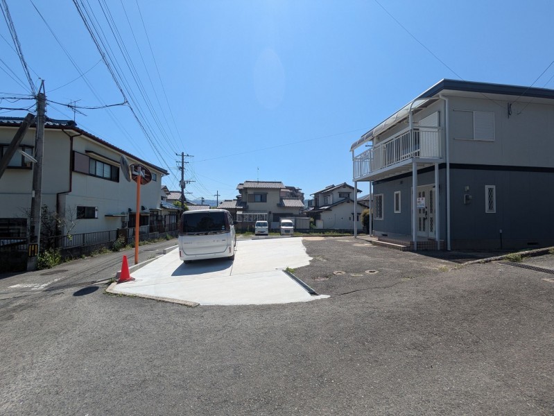筑紫野市紫、中古一戸建ての前面道路を含む現地写真画像です
