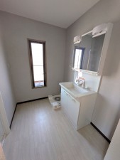 小郡市小郡、中古一戸建ての洗面画像です