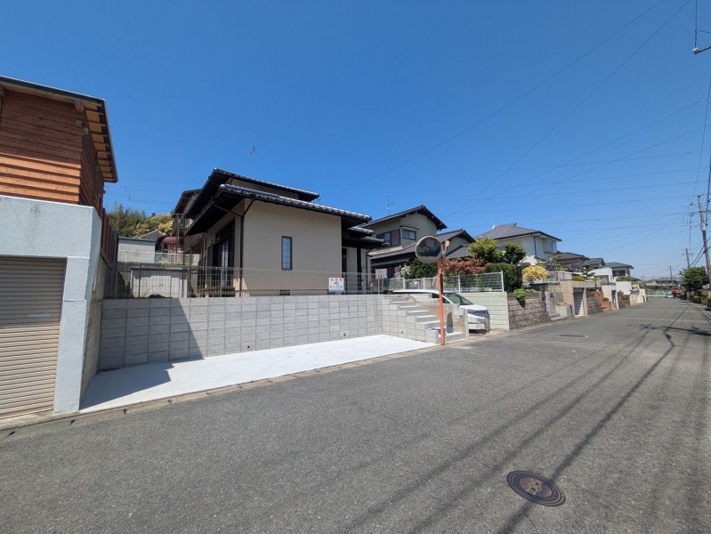 小郡市三国が丘、中古一戸建ての前面道路を含む現地写真画像です