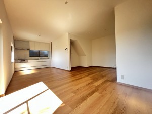 糸島市曽根、中古一戸建ての居間画像です