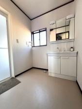 糸島市篠原西、中古一戸建ての洗面画像です