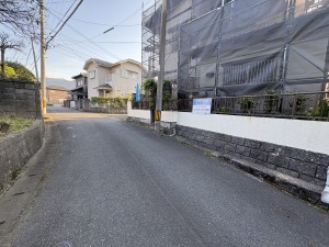福岡市早良区内野、中古一戸建ての前面道路を含む現地写真画像です