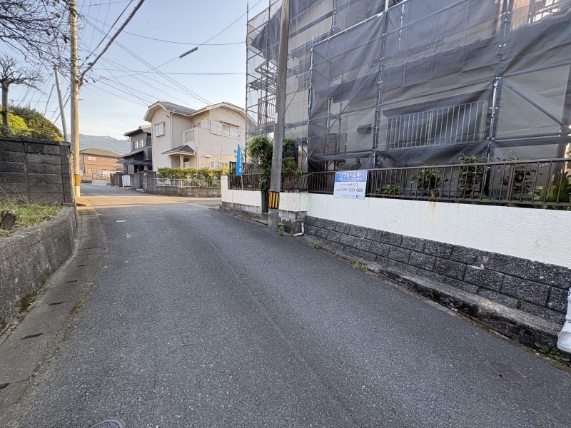 福岡市早良区内野、中古一戸建ての前面道路を含む現地写真画像です