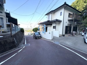 福岡市城南区西片江、中古一戸建ての前面道路を含む現地写真画像です