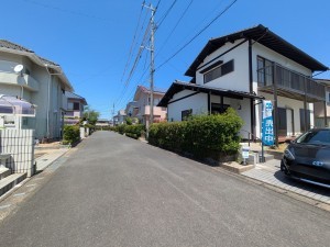 糸島市志摩稲葉、中古一戸建ての前面道路を含む現地写真画像です