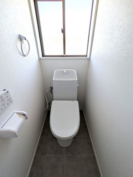 糸島市志摩稲葉、中古一戸建てのトイレ画像です