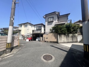 福岡市南区老司、中古一戸建ての前面道路を含む現地写真画像です