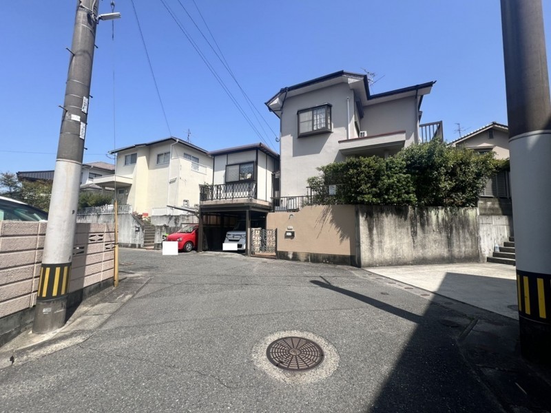 福岡市南区老司、中古一戸建ての前面道路を含む現地写真画像です