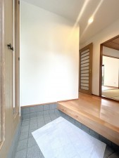 筑紫野市美しが丘南、中古一戸建ての玄関画像です