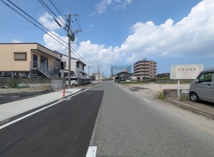 糟屋郡粕屋町原町、新築一戸建ての前面道路を含む現地写真画像です