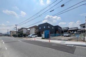 糟屋郡粕屋町原町、新築一戸建ての前面道路を含む現地写真画像です