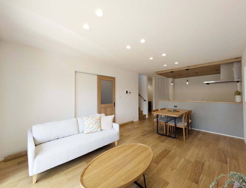糟屋郡粕屋町原町、新築一戸建ての居間画像です